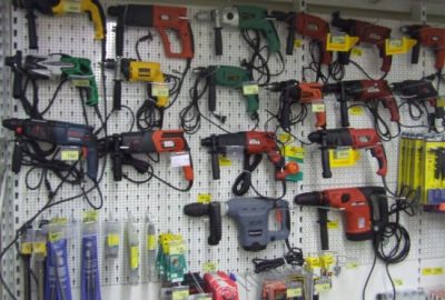 Ilość i rodzaj elektronarzędzi jest kwestią indywidualną. Wszystko zależy od naszych potrzeb i przede wszystkim możliwości finansowych