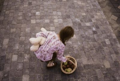 W ogrodzie najlepiej prezentują się naturalne kolory i trwałe materiały – kostki brukowe Terrano Libet Decco w kolorze torfowy brąz Kostki Natulit i Romano Libet Decco w kolorach piaskowo beżowy i brązowo porfirowy.