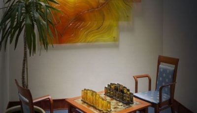 Villa Glass Studio szklany obraz i szklane szachy