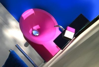 aranzacja lazienki rozowa umywalka