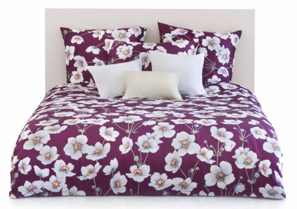 aranzacja sypialni fioletowe kwiaty