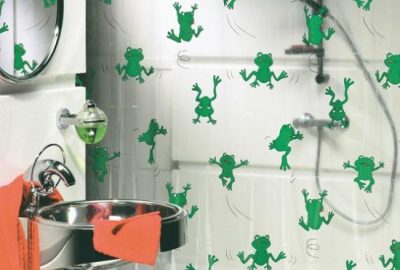 Na zasłonach prysznicowych i dywanikach firmy Sealskin można znaleźć tak niecodzienne dekoracje jak zielone żaby