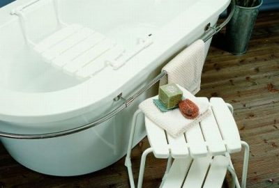 Siedzisko zamontowane w wannie ułatwi kąpiel. Stołki można też wykorzystać jako siedziska pod prysznic