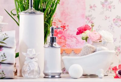 biale akcesoria lazienkowe