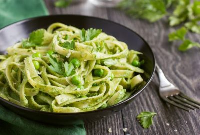 Makaron ze szpinakiem i zielonym groszkiem