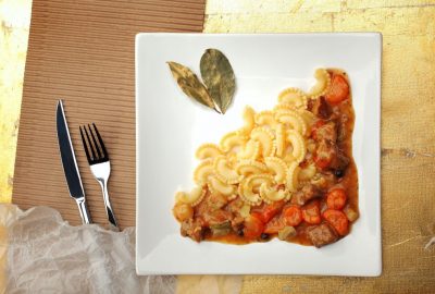 makaron z gulaszem przepis