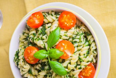 Makaron ze szpinakiem jarmużem i pomidorkami koktajlowymi