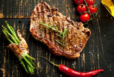 Grillowana karkówka pieczona z rozmarynem i zieloną fasolką fot. Fotolia