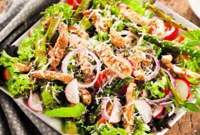 salatka z grillowanym kurczakiem i tartym serem