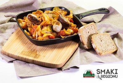 Kielbasa biala duszona w pomidorach i cebuli przepis