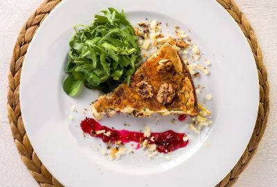 tarta z boczkiem i orzechami z karmelem